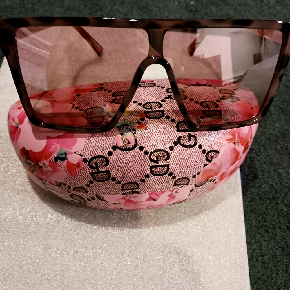 Sunglasses with case bebe worn or used